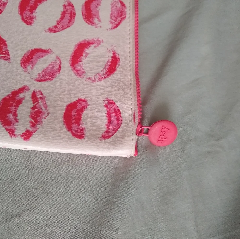 💙Ipsy‎ Pink Lips and Kisses Makeup Bag (3 for $20)